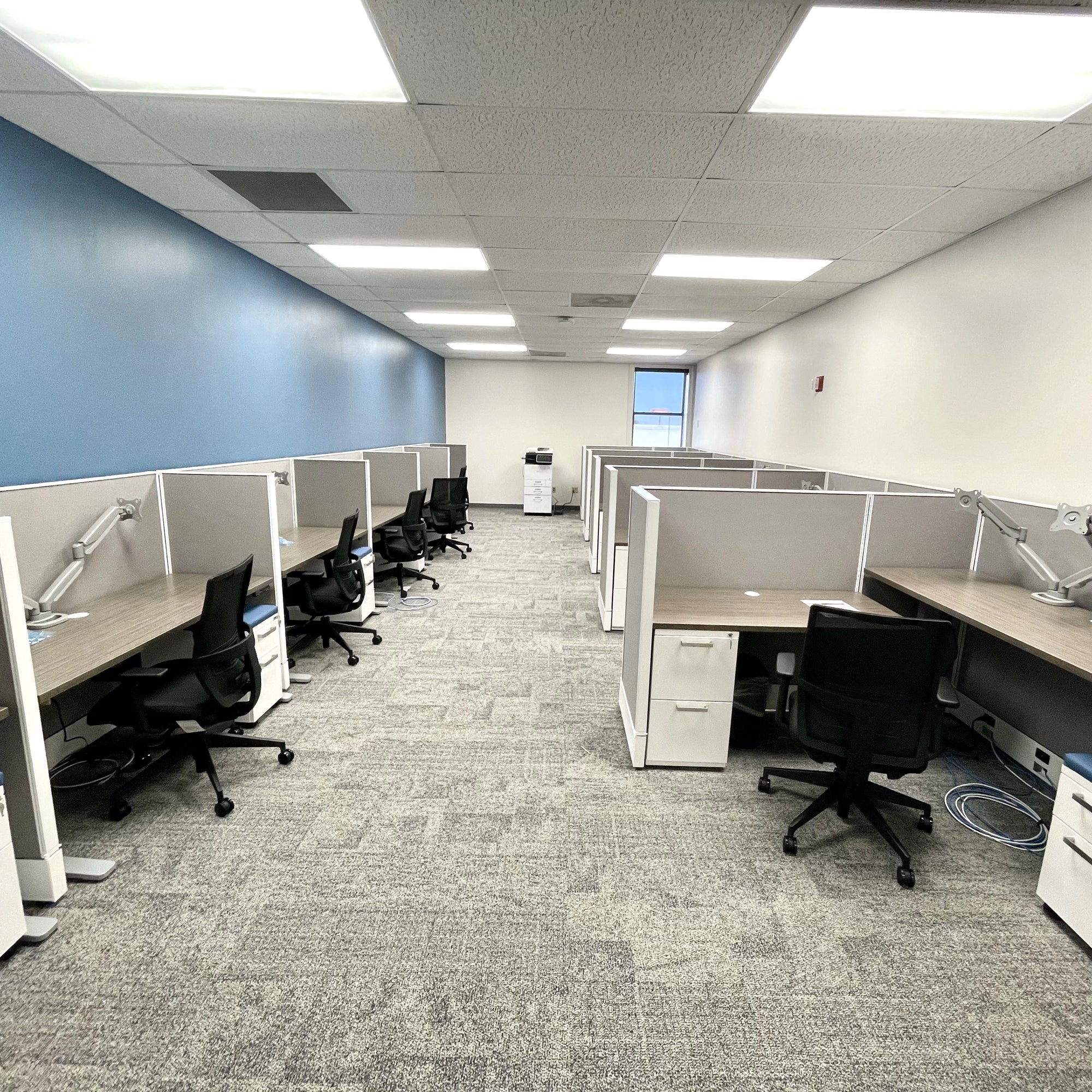 Workstations with sit to stand height adjustable desk inside of AIS Divi Workstations. Kansas City Office Design.